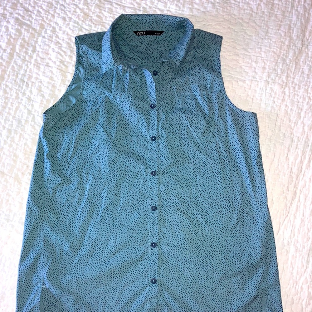 Medium NAU sleeveless dress shirt